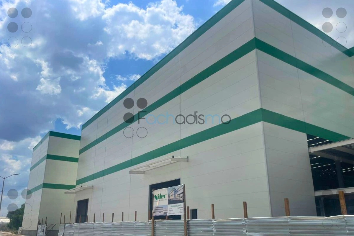 Nave industrial Nidec Minster construida por Fachadismo con fachadas de panel metálico