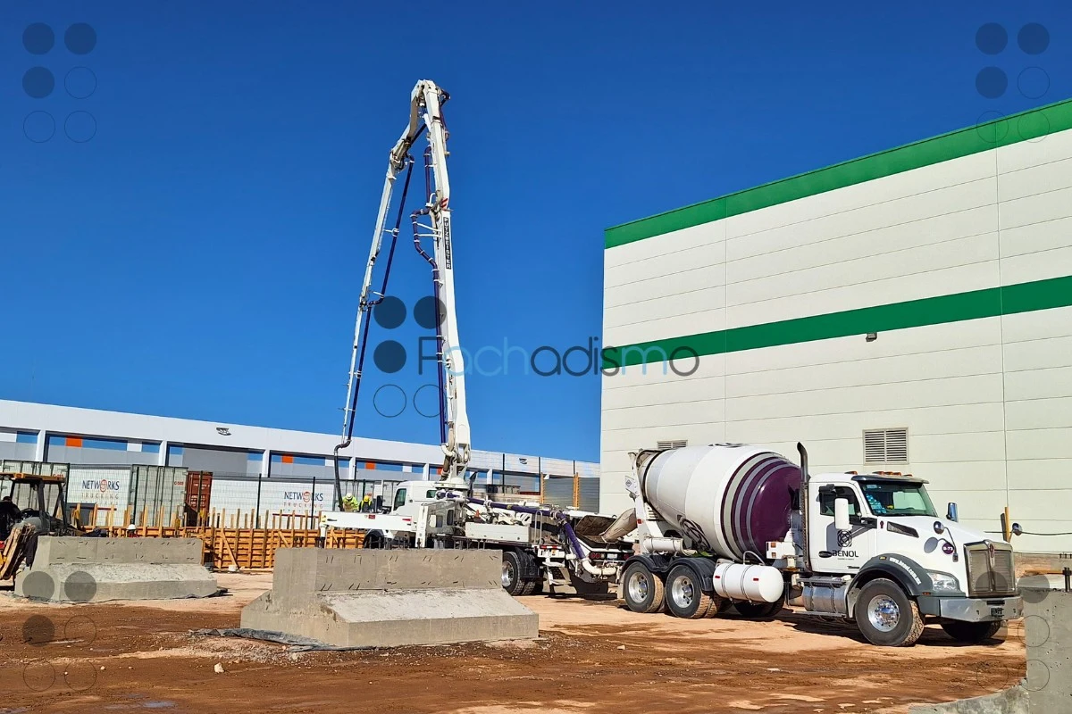 Planta industrial Nidec Minster en Querétaro - exterior con fachada metálica