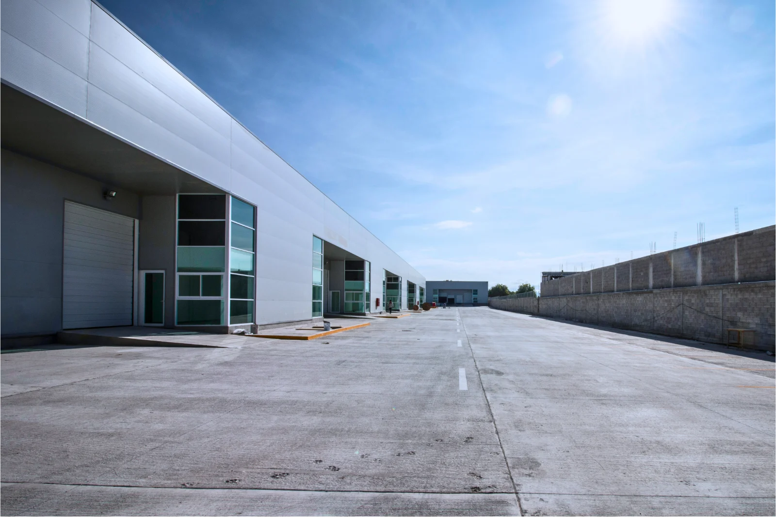 Nave industrial con accesos y patio de maniobras - Construcción industrial en Querétaro