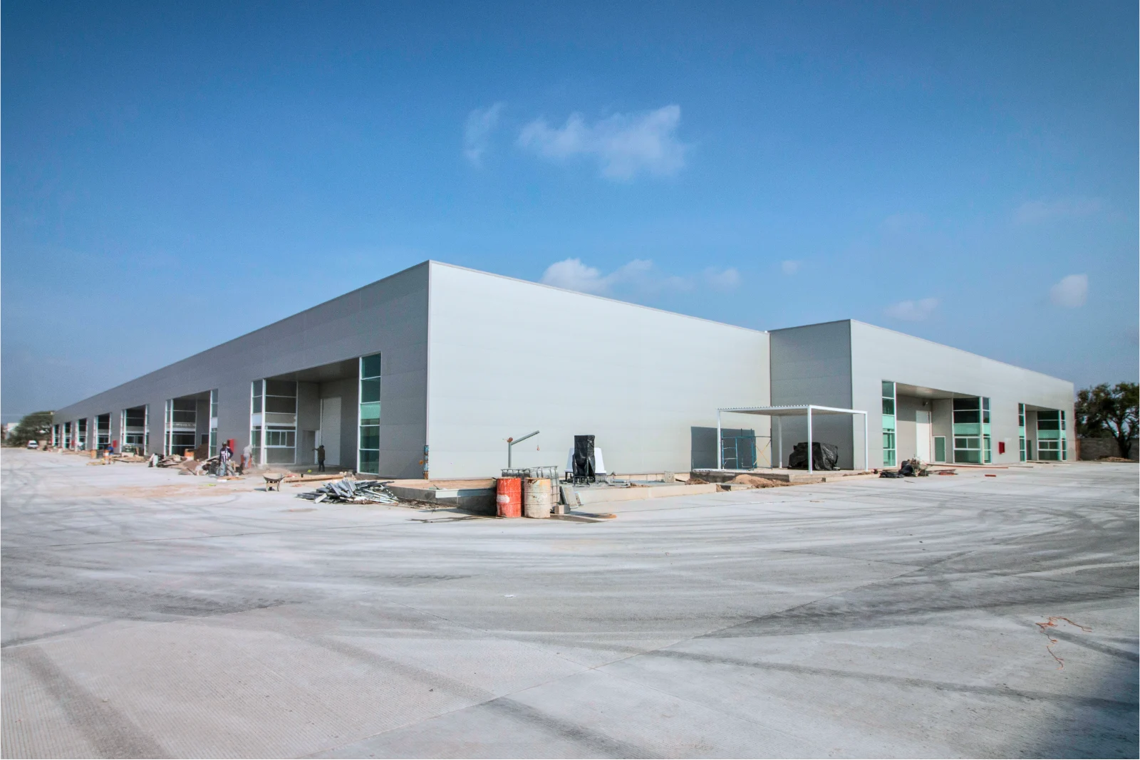 Construcción de naves industriales y almacenes a la medida - Fachadismo Querétaro